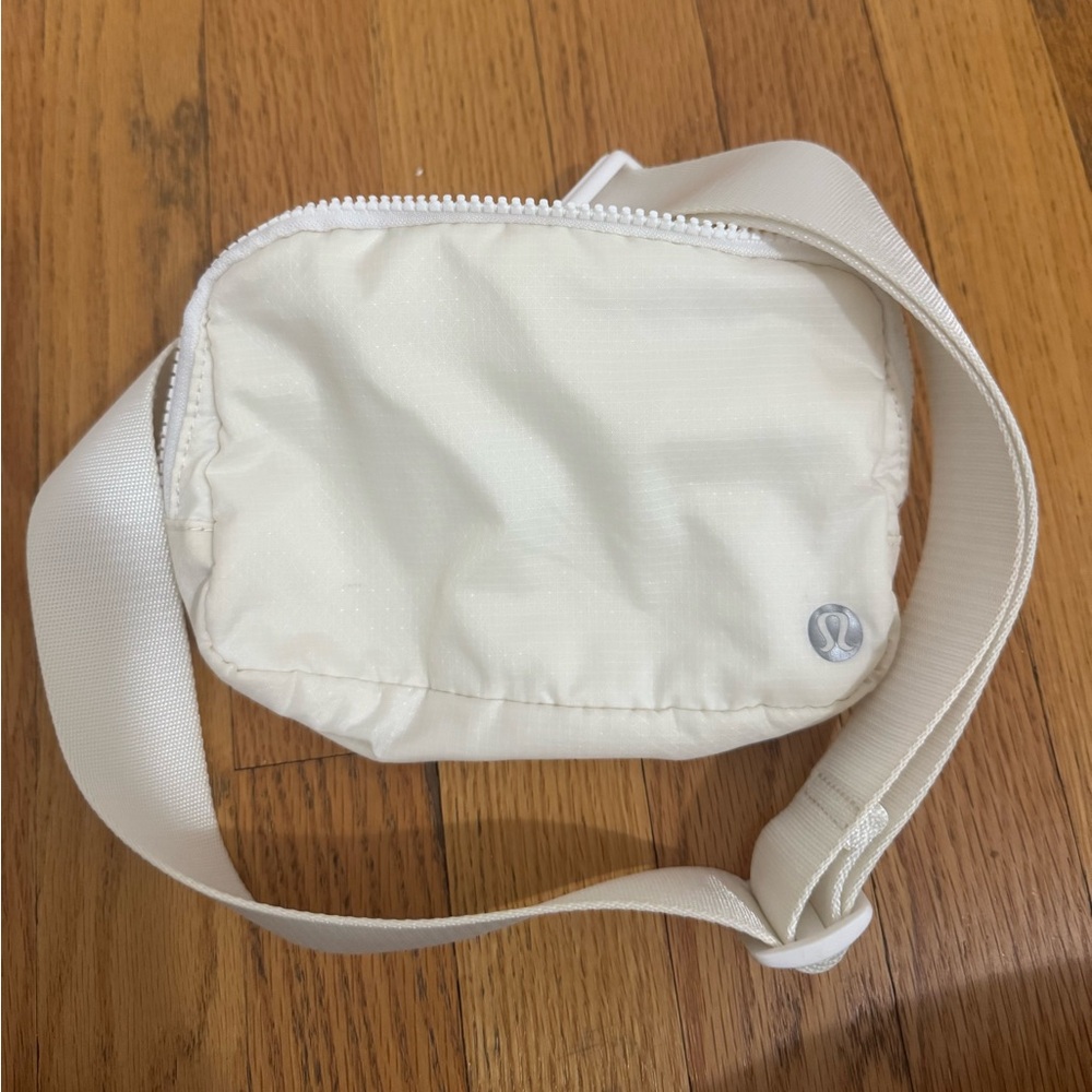 Lululemon - Everywhere Belt Bag